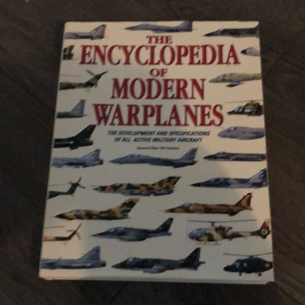 ✈️ Vintage The encyclopedia of modern warplanes hard cover book